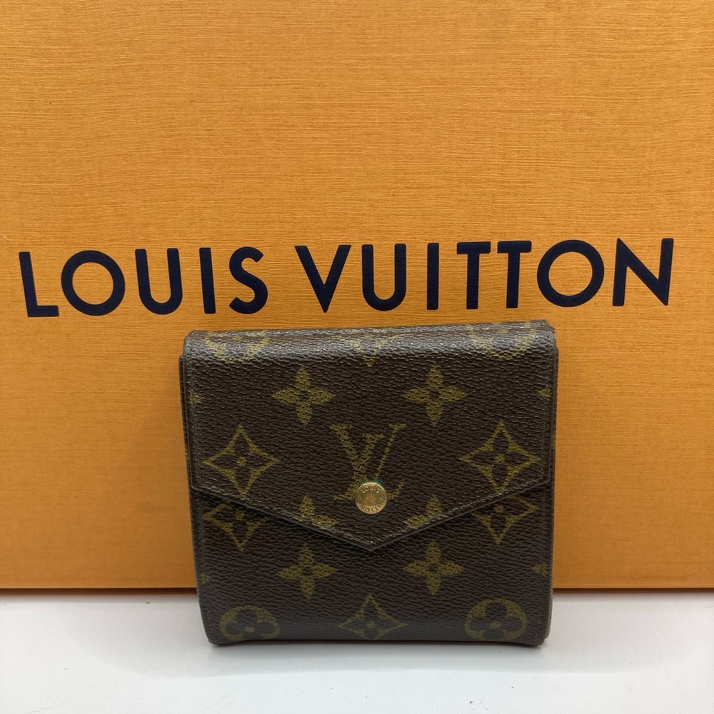 Louis Vuitton Elise LV Monogrammed Button wallet Authentic.